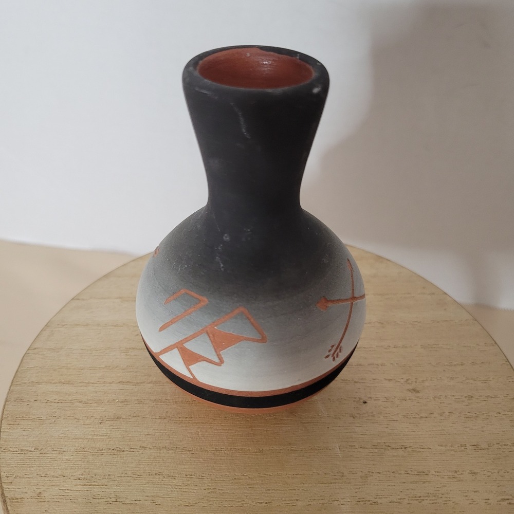 Sioux Pottery Red Elk Signed Native American Bud Vase Grey Black Etched 4 Inch